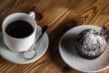 Klasik espresso, kahve parçalı kek ve kahve çekirdekleri eski ahşap bir masada. Sabah kahvesi. Üst görünüm.