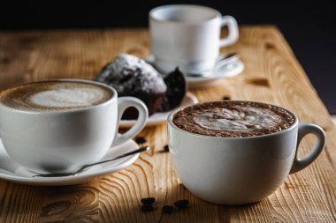 Klasik espresso, kahve parçalı kek ve kahve çekirdekleri eski ahşap bir masada. Sabah kahvesi. Üst görünüm.