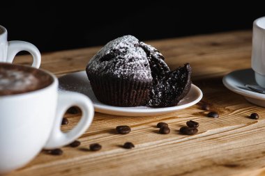 Klasik espresso, kahve parçalı kek ve kahve çekirdekleri eski ahşap bir masada. Sabah kahvesi. Üst görünüm.