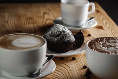 Klasik espresso, kahve parçalı kek ve kahve çekirdekleri eski ahşap bir masada. Sabah kahvesi. Üst görünüm.