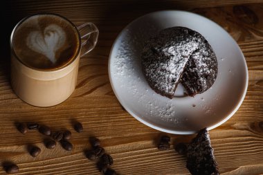 Klasik espresso, kahve parçalı kek ve kahve çekirdekleri eski ahşap bir masada. Sabah kahvesi. Üst görünüm.