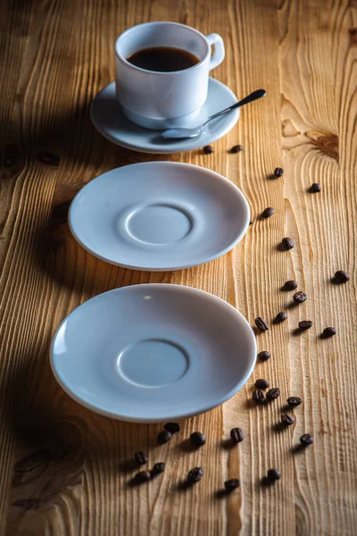 Vista Perto Xícara Café Branco Com Placas Chá Superfície Madeira — Fotografia de Stock