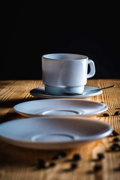 Крупный План Чашка Белого Кофе Чайными Пластинками Деревянной Поверхности Пространством — стоковое фото
