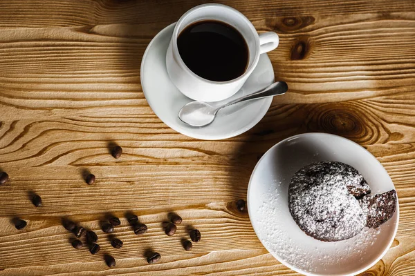 Klassisk Espresso Kaffe Med Kaffemuffin Med Kaffebönor Ett Gammalt Träbord — Stockfoto