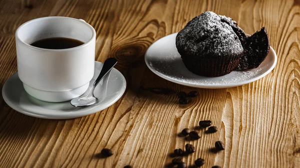 Klassisk Espresso Kaffe Med Kaffemuffin Med Kaffebönor Ett Gammalt Träbord — Stockfoto