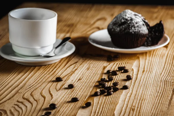 Klassisk Espresso Kaffe Med Kaffemuffin Med Kaffebönor Ett Gammalt Träbord — Stockfoto