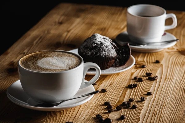 Klassisk Espresso Kaffe Med Kaffemuffin Med Kaffebönor Ett Gammalt Träbord — Stockfoto