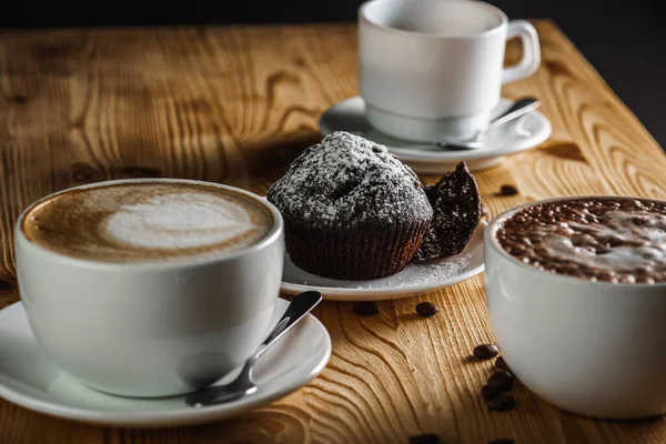 Klassisk Espresso Kaffe Med Kaffemuffin Med Kaffebönor Ett Gammalt Träbord — Stockfoto