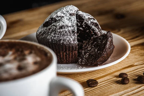 Klasik espresso, kahve parçalı kek ve kahve çekirdekleri eski ahşap bir masada. Sabah kahvesi. Üst görünüm.