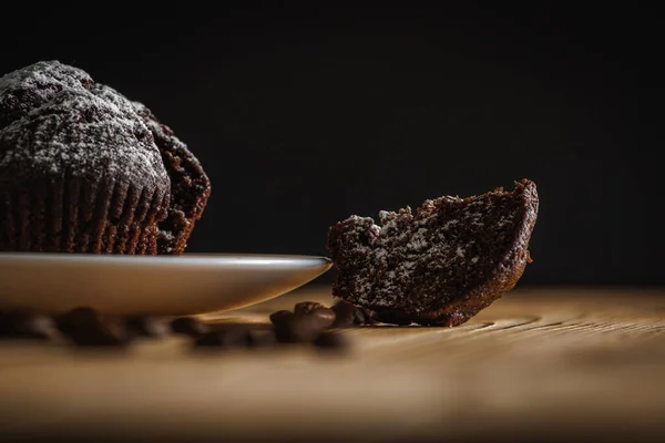 Hausgemachte Leckere Schokoladenmuffins Gebäck Brötchen Auf Einer Weißen Schüssel Auf — Stockfoto