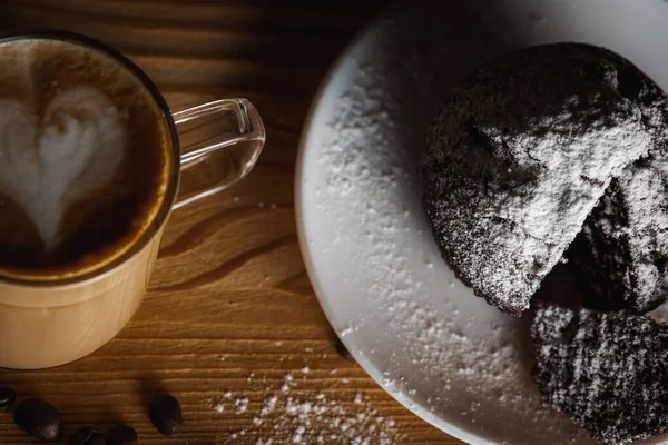 Klassisk Espresso Kaffe Med Kaffemuffin Med Kaffebönor Ett Gammalt Träbord — Stockfoto