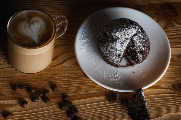 Klasik espresso, kahve parçalı kek ve kahve çekirdekleri eski ahşap bir masada. Sabah kahvesi. Üst görünüm.