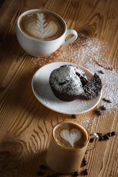 Klasik espresso, kahve parçalı kek ve kahve çekirdekleri eski ahşap bir masada. Sabah kahvesi. Üst görünüm.