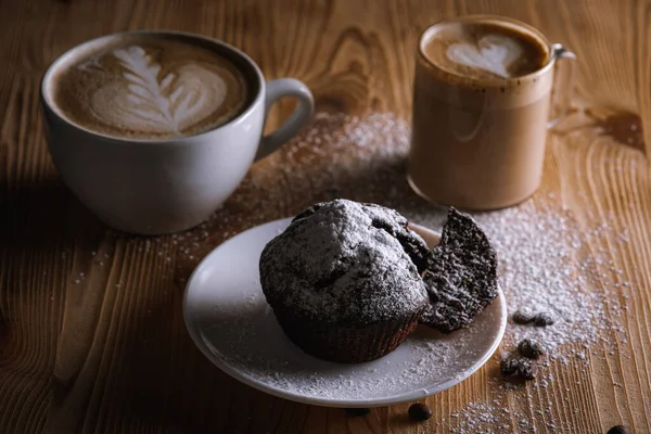 Klassisk Espresso Kaffe Med Kaffemuffin Med Kaffebönor Ett Gammalt Träbord — Stockfoto