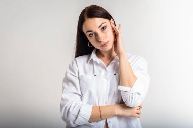 Kapalı portre, genç, hoş, çekici, sevimli, neşeli kolları açık beyaz renkli arka plan üzerinde izole edilmiş güzel kız.