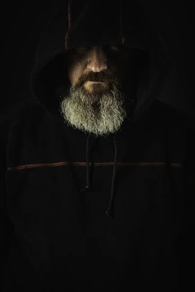 Молодой Серьезный Человек Длинной Бородой Мужчина Черной Куртке Капюшоном Голове — стоковое фото