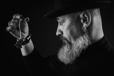 Siyah şapkalı sakallı, ciddi bir adamın portresi elinde küçük tahta bir Noel ağacı tutuyor. Gösterişsiz, duygusal bir portre..