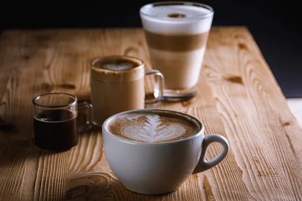 Cafe Latte Macchiato Americano Στρώσεις Καφέ Ποτήρι Καφέ Ένα Φλιτζάνι — Φωτογραφία Αρχείου