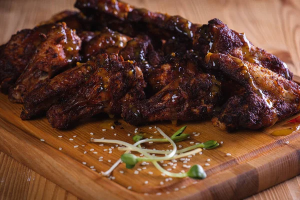 Appetitliche Goldene Chicken Wings Auf Dem Grill Serviert Auf Einem — Stockfoto