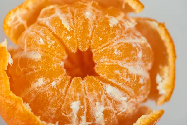多汁的甜橘子或橘子果 部分被剥皮的轻背景 顶部视图 有一个地方可以作题词 有选择的重点 — 图库照片