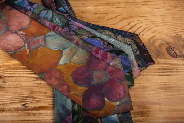 クローズアップビューでは 多くの多色の折り畳まれ 絡み合って 傾斜の地平線 古典的な織物の織物背景 — ストック写真