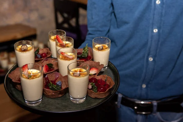 Jovem Tem Bebidas Alcoólicas Copos Uma Bandeja Conceito Celebração Banquete — Fotografia de Stock