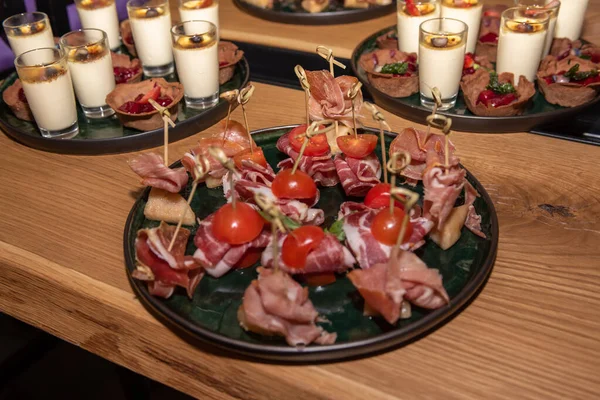 Gedekte Tafel Met Heerlijke Salades Snacks Horizontaal Bovenaanzicht Selectieve Focus — Stockfoto