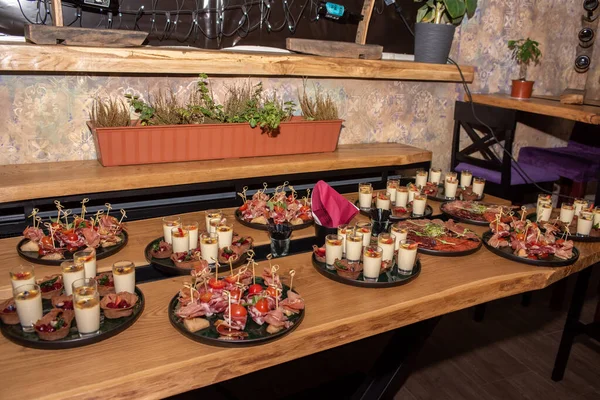 Mesa Set Com Deliciosas Saladas Lanches Vista Horizontal Superior Foco — Fotografia de Stock