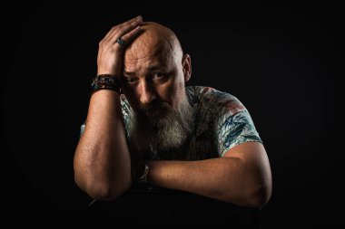 Vücut dili. Duygusal ve düşünceli, yakışıklı, pozitif sakallı genç iş adamının yakın plan portresi. Alçak tuş