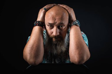 Vücut dili. Duygusal ve düşünceli, yakışıklı, pozitif sakallı genç iş adamının yakın plan portresi. Alçak tuş