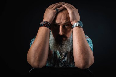 Vücut dili. Duygusal ve düşünceli, yakışıklı, pozitif sakallı genç iş adamının yakın plan portresi. Alçak tuş