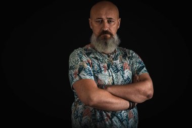 Yakın plan, duygusal, düşünceli, yakışıklı, sakallı bir iş adamının portresi. Alçak tuş koyu arkaplanda izole edildi. Vücut dili 