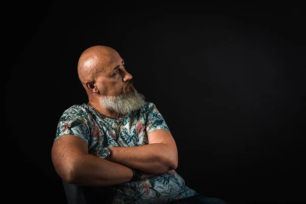 Yakın Plan Duygusal Düşünceli Yakışıklı Sakallı Bir Adamının Portresi Alçak — Stok fotoğraf