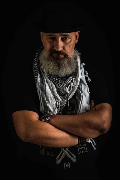 Portrait Homme Barbu Sérieux Coiffé Chapeau Noir Sur Fond Sombre — Photo