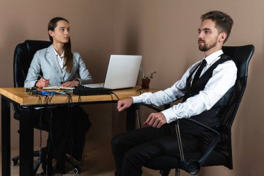 Bir kadının özel ajanı yalan makinesini ve yalan makinesini genç bir şüpheli üzerinde test eder. Sorgu odasında suçlanan uzmanın soruları tepkileri kaydediyor. Gerçek ve zevk kavramı.