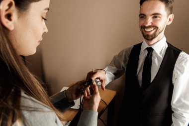 Bir kadının özel ajanı yalan makinesini ve yalan makinesini genç bir şüpheli üzerinde test eder. Sorgu odasında suçlanan uzmanın soruları tepkileri kaydediyor. Gerçek ve zevk kavramı.