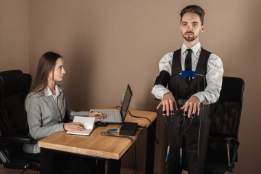 Bir kadının özel ajanı yalan makinesini ve yalan makinesini genç bir şüpheli üzerinde test eder. Sorgu odasında suçlanan uzmanın soruları tepkileri kaydediyor. Gerçek ve zevk kavramı.