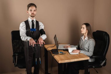 Bir kadının özel ajanı yalan makinesini ve yalan makinesini genç bir şüpheli üzerinde test eder. Sorgu odasında suçlanan uzmanın soruları tepkileri kaydediyor. Gerçek ve zevk kavramı.