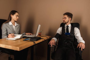 Bir kadının özel ajanı yalan makinesini ve yalan makinesini genç bir şüpheli üzerinde test eder. Sorgu odasında suçlanan uzmanın soruları tepkileri kaydediyor. Gerçek ve zevk kavramı.