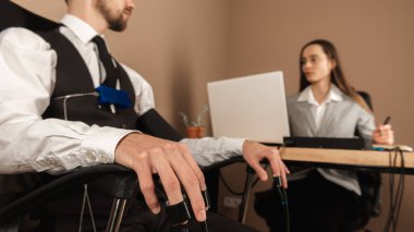 Bir kadının özel ajanı yalan makinesini ve yalan makinesini genç bir şüpheli üzerinde test eder. Sorgu odasında suçlanan uzmanın soruları tepkileri kaydediyor. Gerçek ve zevk kavramı.