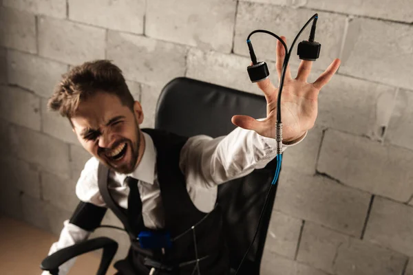 Bang Bezorgd Duur Man Zittend Een Stoel Testen Een Leugendetector — Stockfoto