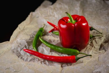 Kırmızı biber çeşitleri. Hafif parşömen arkaplan biberi üzerine. Kırmızı biber, tatlı ve Ramiro çeşitleri. Yaklaştın. Yan görünüm.