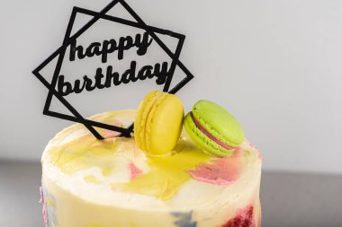 Açık bir yüzeyde sarı, mavi ve pembe renkli matte kekleri. Seçici odaklanma. Doğum günü veya Noel pastası, tatil.