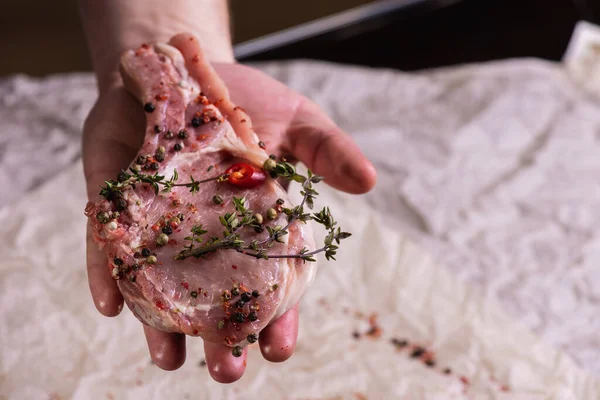 Costelas Cruas Carne Fresca Bife Com Tempero Uma Superfície Leve — Fotografia de Stock