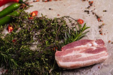 Pişmeden önce hafif bir yüzeyde baharatlı çiğ biftek, parşömen. Biberiye, kişniş, karabiber ve kaburga eti için baharat. Üst manzara, düz yatar