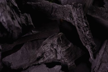 Kübik taş zemin olarak siyah mineral kömürü. Kömür şeması. Alçakgönüllülük. Kara kömür