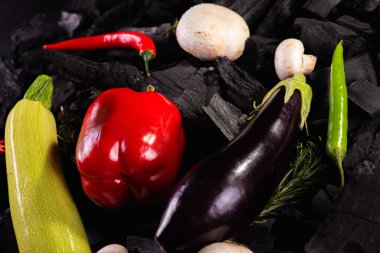 Sebze karışımı. Koyu bir arka planda ızgara sebze. Alçak tuş