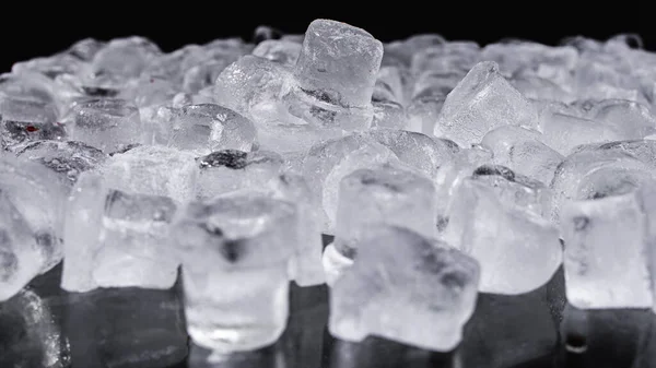 Crushed Ice Verstreut Gewürfelt Auf Schwarzem Grund Eis Für Getränke — Stockfoto
