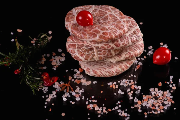 Hambúrguer Com Costeletas Cruas Fundo Escuro Chave Baixa Carnívoros Pratos — Fotografia de Stock