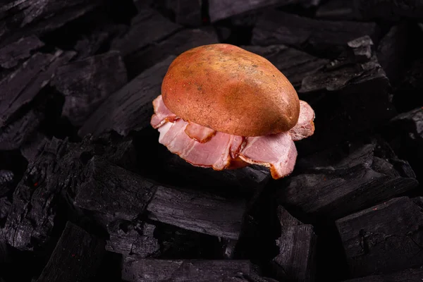 Patatas Con Manteca Cerdo Sobre Fondo Oscuro Sobre Carbones Asando — Foto de Stock